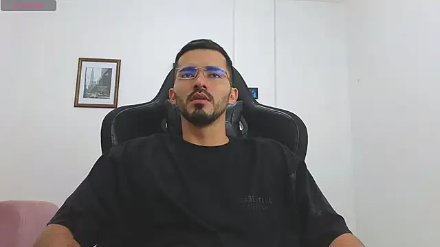 Snapshot of Massimoo_07 chatting on October 27, 2025, 3:02 pm Massimoo 07 online show from October 27, 2025, 3:02 pm