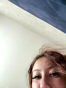 Snapshot of AndreaMood chatting on November 18, 2025, 1:32 am AndreaMood online show from November 18, 2025, 1:32 am