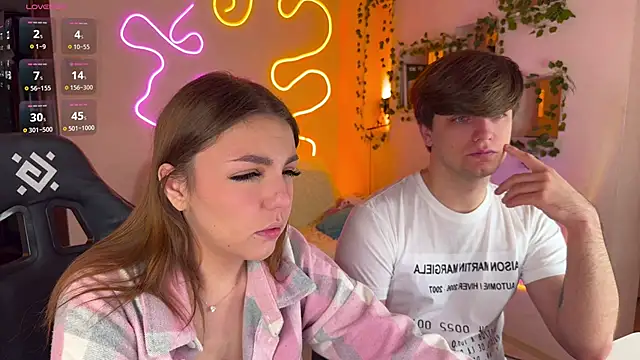 Snapshot of RobertAndLinela chatting on October 21, 2025, 1:43 pm RobertAndLinela online show from October 21, 2025, 1:43 pm