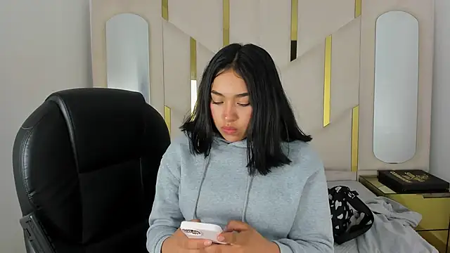 IsabellRodriguez18 online show from October 1, 2025, 3:11 am