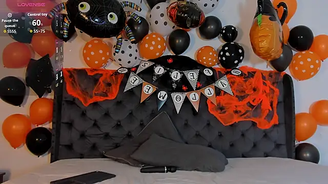 Snapshot of two_milkyway chatting on October 15, 2025, 12:57 pm two milkyway online show from October 15, 2025, 12:57 pm