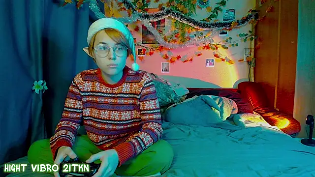 TrickyKitsune online show from December 18, 2025, 1:37 pm