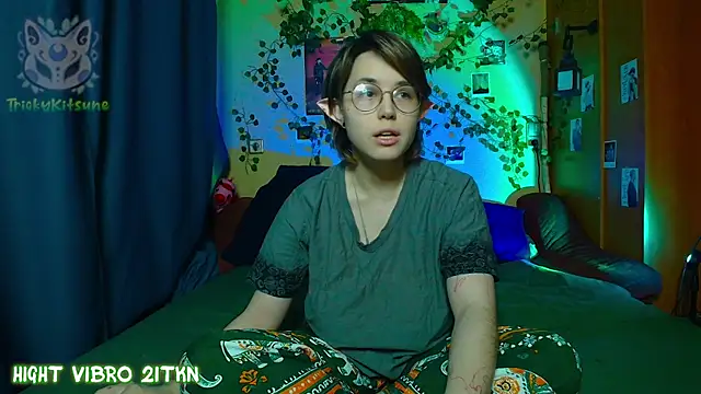 TrickyKitsune online show from April 30, 2026, 5:42 pm