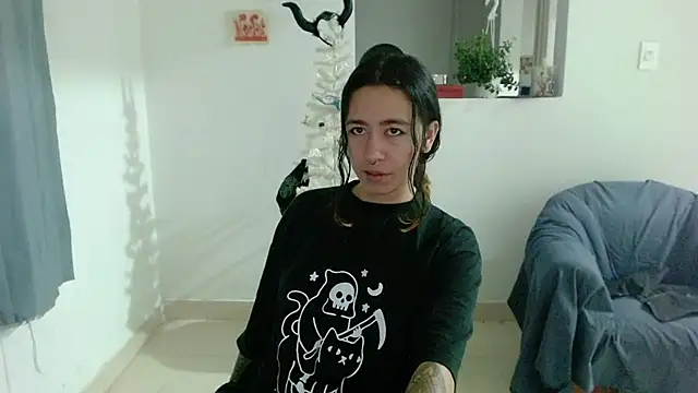 Snapshot of Maam_Ine chatting on December 16, 2025, 12:59 am Maam Ine online show from December 16, 2025, 12:59 am