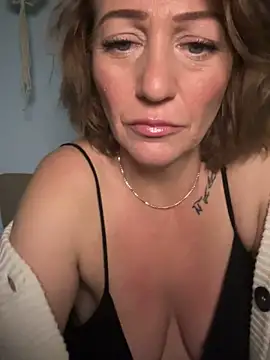 Snapshot of AlessasRoom chatting on October 12, 2025, 6:48 am AlessasRoom online show from October 12, 2025, 6:48 am