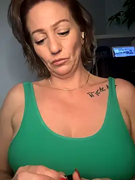 Snapshot of AlessasRoom chatting on October 2, 2025, 7:56 am AlessasRoom online show from October 2, 2025, 7:56 am