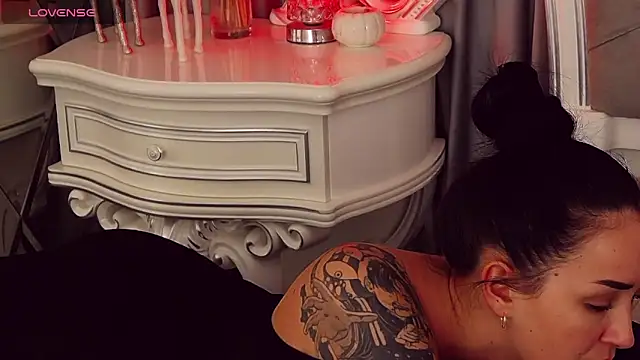 KimKhallifa online show from March 3, 2025, 2:39 pm