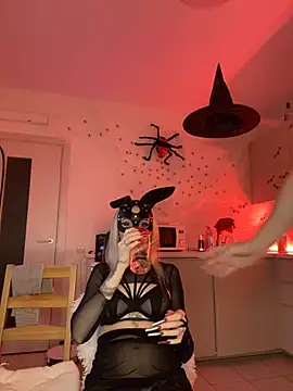 Snapshot of SOFYandMIKE chatting on October 21, 2025, 5:45 pm SOFYandMIKE online show from October 21, 2025, 5:45 pm