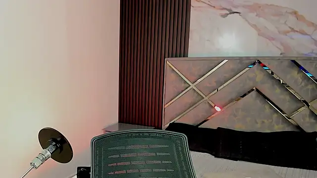 Snapshot of Geabloom chatting on October 18, 2025, 12:07 pm Geabloom online show from October 18, 2025, 12:07 pm