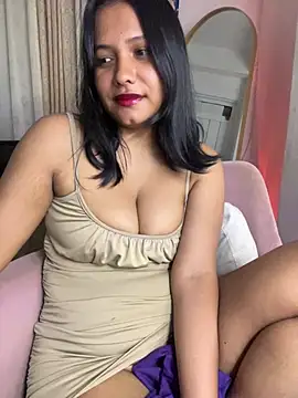 Snapshot of Ninabrunette18 chatting on August 4, 2026, 9:03 am Ninabrunette18 online show from August 4, 2026, 9:03 am