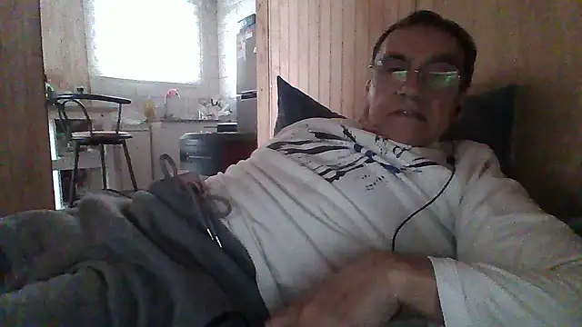 santiagon2015 online show from July 28, 2026, 9:47 pm