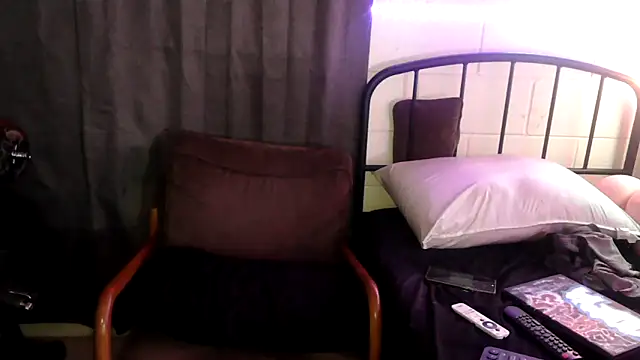 Snapshot of k1oudE chatting on June 14, 2026, 5:30 am k1oudE online show from June 14, 2026, 5:30 am