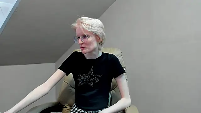 Snapshot of ElizabethHarpper chatting on March 21, 2025, 10:50 am ElizabethHarpper online show from March 21, 2025, 10:50 am