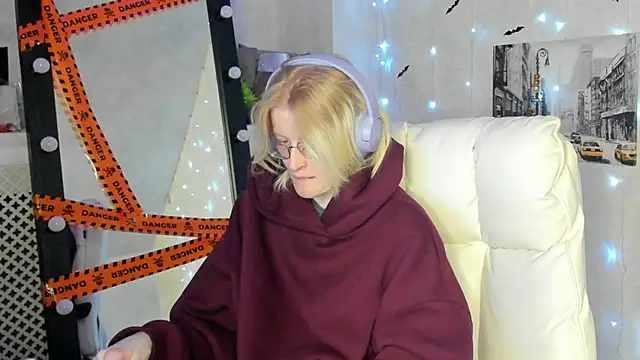 Snapshot of ElizabethHarpper chatting on November 11, 2025, 1:33 am ElizabethHarpper online show from November 11, 2025, 1:33 am