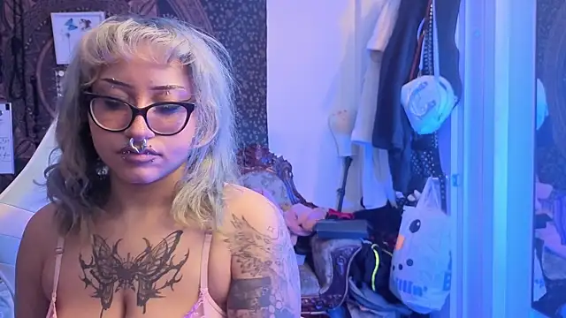 deluxxxeblu online show from January 19, 2026, 3:21 am