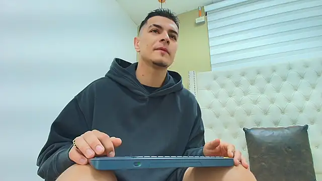 DAVID VICTORIAA online show from February 21, 2026, 1:02 pm