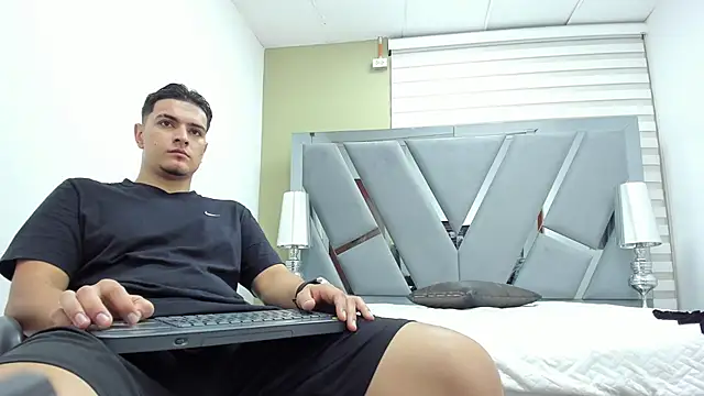 DAVID VICTORIAA online show from June 10, 2026, 1:12 pm