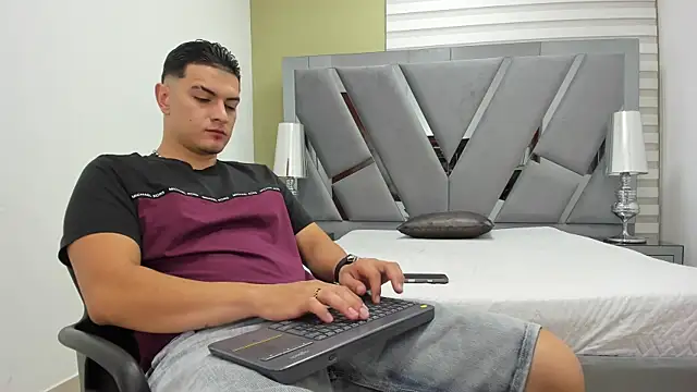 DAVID VICTORIAA online show from June 19, 2026, 1:17 pm