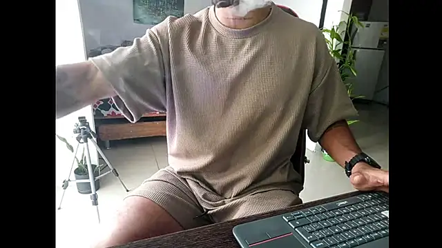 Snapshot of Adam_Valenciia chatting on June 25, 2026, 3:50 pm Adam Valenciia online show from June 25, 2026, 3:50 pm