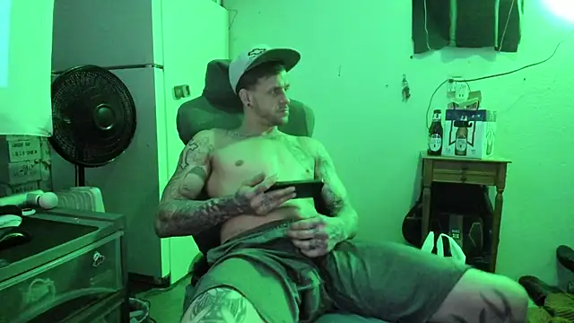 Snapshot of JamesMichael88 chatting on March 18, 2025, 12:19 am JamesMichael88 online show from March 18, 2025, 12:19 am