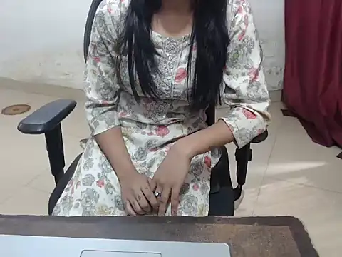 Snapshot of Honey_Bee25 chatting on December 16, 2025, 6:28 am Honey Bee25 online show from December 16, 2025, 6:28 am