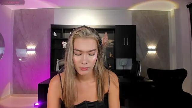 Snapshot of NiaSalvatore chatting on August 8, 2026, 7:32 pm NiaSalvatore online show from August 8, 2026, 7:32 pm