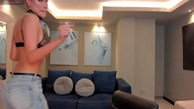 Snapshot of NiaSalvatore chatting on November 3, 2025, 6:22 pm NiaSalvatore online show from November 3, 2025, 6:22 pm