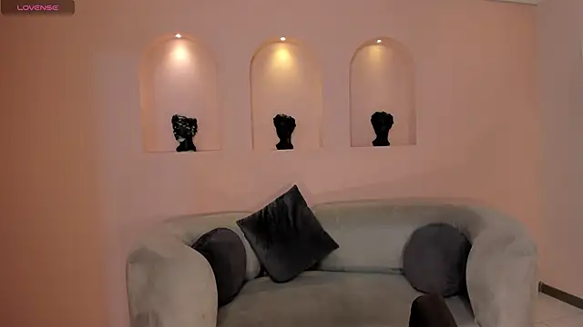 Snapshot of NiaSalvatore chatting on October 31, 2025, 6:59 pm NiaSalvatore online show from October 31, 2025, 6:59 pm