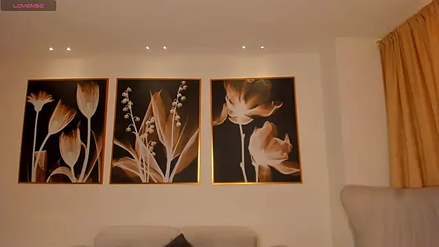 Snapshot of NiaSalvatore chatting on October 22, 2025, 7:57 pm NiaSalvatore online show from October 22, 2025, 7:57 pm