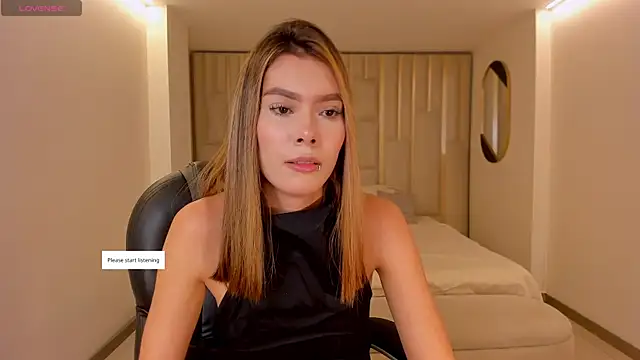 Snapshot of NiaSalvatore chatting on May 23, 2026, 7:02 pm NiaSalvatore online show from May 23, 2026, 7:02 pm
