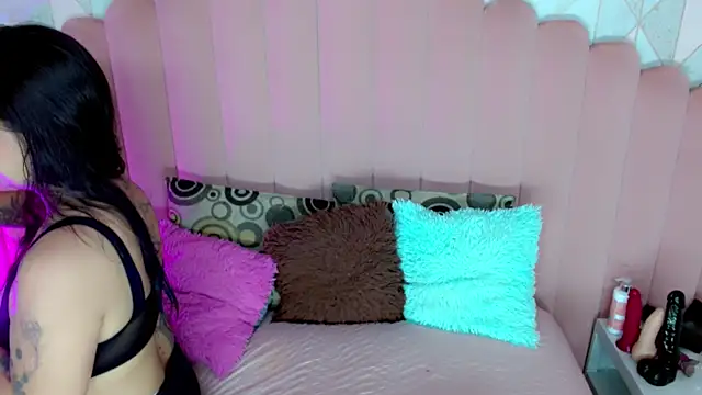 Carolaine01 online show from November 12, 2025, 4:33 pm