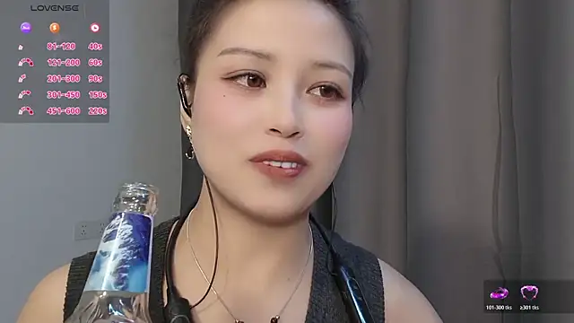 Lucky-xiuxiu online show from November 28, 2025, 1:22 pm