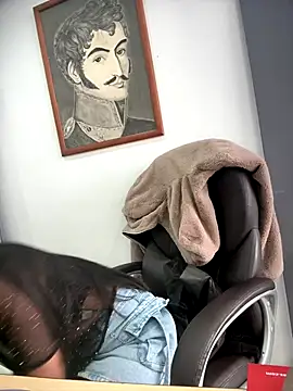 Snapshot of BELLA--26 chatting on November 30, 2025, 1:34 pm BELLA--26 online show from November 30, 2025, 1:34 pm