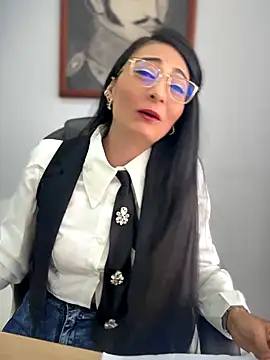 Snapshot of BELLA--26 chatting on November 27, 2025, 1:44 pm BELLA--26 online show from November 27, 2025, 1:44 pm