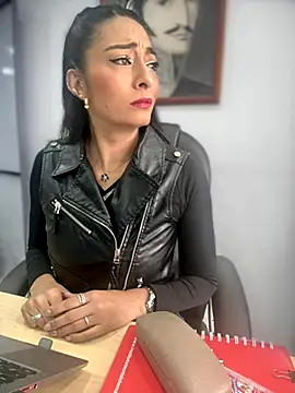 Snapshot of BELLA--26 chatting on December 4, 2025, 1:21 pm BELLA--26 online show from December 4, 2025, 1:21 pm