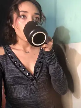 Snapshot of NickiYoung chatting on January 19, 2025, 6:53 am NickiYoung online show from January 19, 2025, 6:53 am