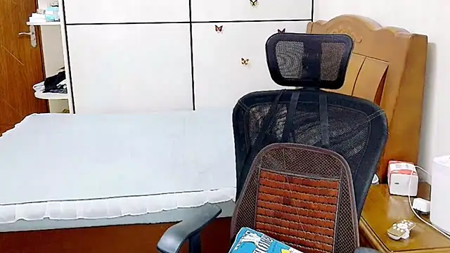 Snapshot of Strawberry_baby chatting on October 12, 2025, 1:23 pm Strawberry baby online show from October 12, 2025, 1:23 pm