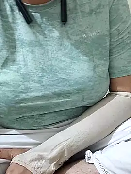 Snapshot of mallupriyapriya chatting on March 19, 2026, 10:21 pm mallupriyapriya online show from March 19, 2026, 10:21 pm