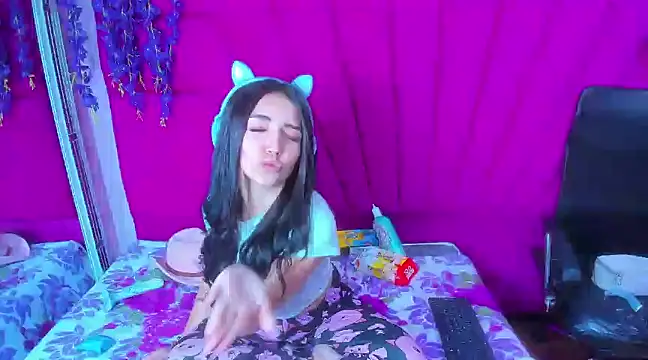 Snapshot of Sweets_Violeta18 chatting on March 6, 2025, 6:52 am Sweets Violeta18 online show from March 6, 2025, 6:52 am