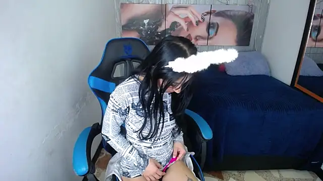 Snapshot of Anniee_x chatting on October 15, 2025, 12:57 pm Anniee x online show from October 15, 2025, 12:57 pm