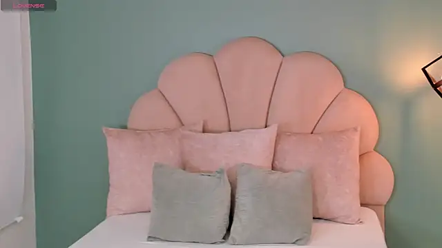 victoria camm online show from December 5, 2025, 12:15 pm