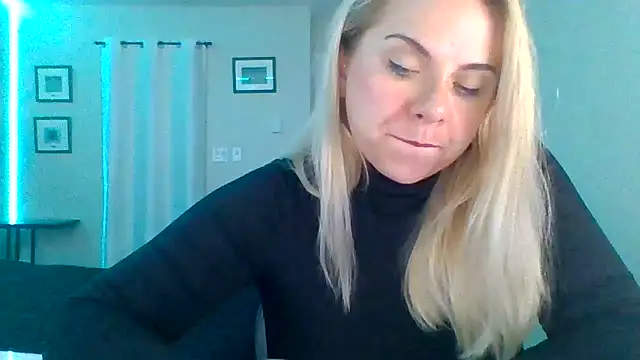 Snapshot of HappyIva chatting on October 13, 2025, 4:30 pm HappyIva online show from October 13, 2025, 4:30 pm