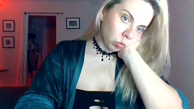 Snapshot of HappyIva chatting on September 16, 2025, 4:24 am HappyIva online show from September 16, 2025, 4:24 am