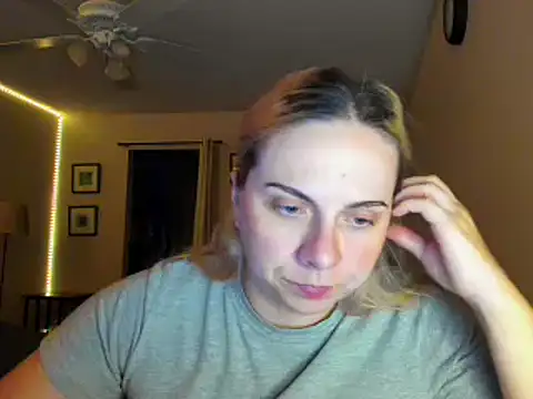 Snapshot of HappyIva chatting on September 17, 2025, 11:23 am HappyIva online show from September 17, 2025, 11:23 am