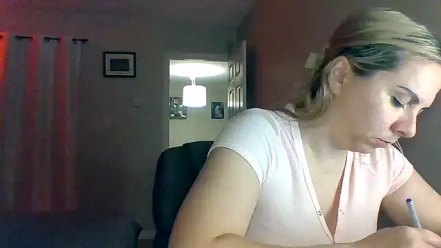 Snapshot of HappyIva chatting on September 30, 2025, 6:30 am HappyIva online show from September 30, 2025, 6:30 am