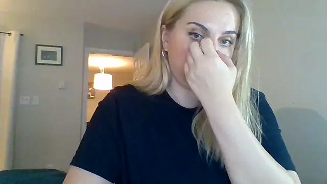 Snapshot of HappyIva chatting on October 18, 2025, 6:21 pm HappyIva online show from October 18, 2025, 6:21 pm