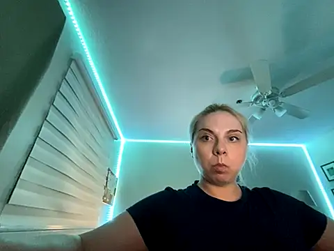 Snapshot of HappyIva chatting on November 27, 2025, 8:04 am HappyIva online show from November 27, 2025, 8:04 am