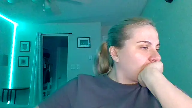 Snapshot of HappyIva chatting on November 12, 2025, 1:21 am HappyIva online show from November 12, 2025, 1:21 am