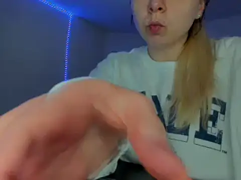 Snapshot of HappyIva chatting on March 4, 2025, 3:44 am HappyIva online show from March 4, 2025, 3:44 am