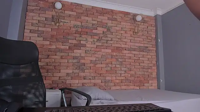 adam piarse01 online show from February 6, 2026, 6:09 am